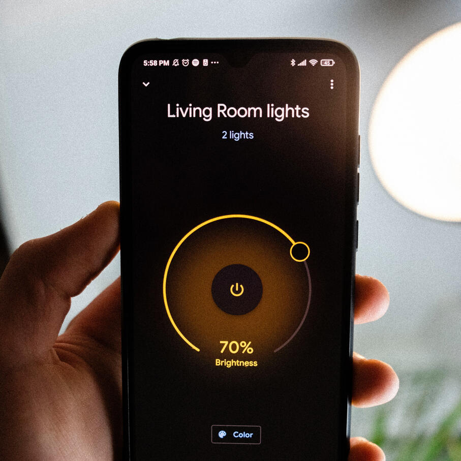 Smart home, luces inteligentes, control por smartphone, tecnología del hogar, dispositivos inteligentes, seguridad.